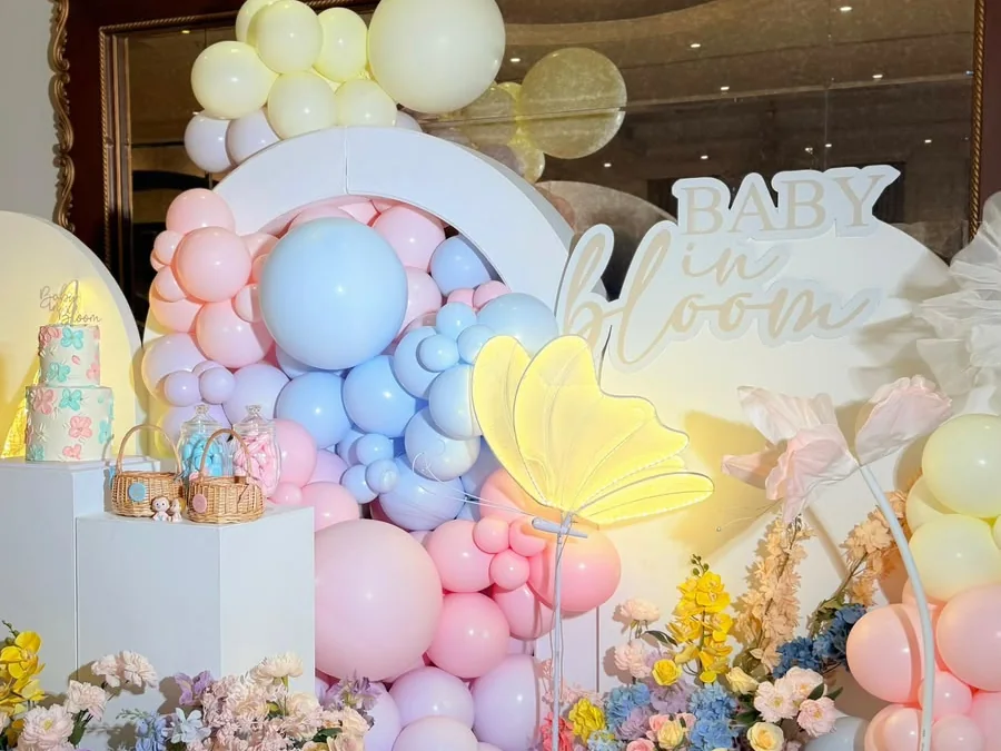 تنسيق «Baby in bloom» ببالونات وردية وزرقاء مع كيك وزهور
